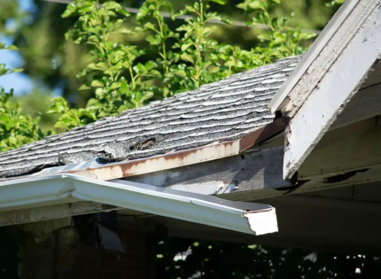 How to Fix Bent Gutters (3 Solutions)